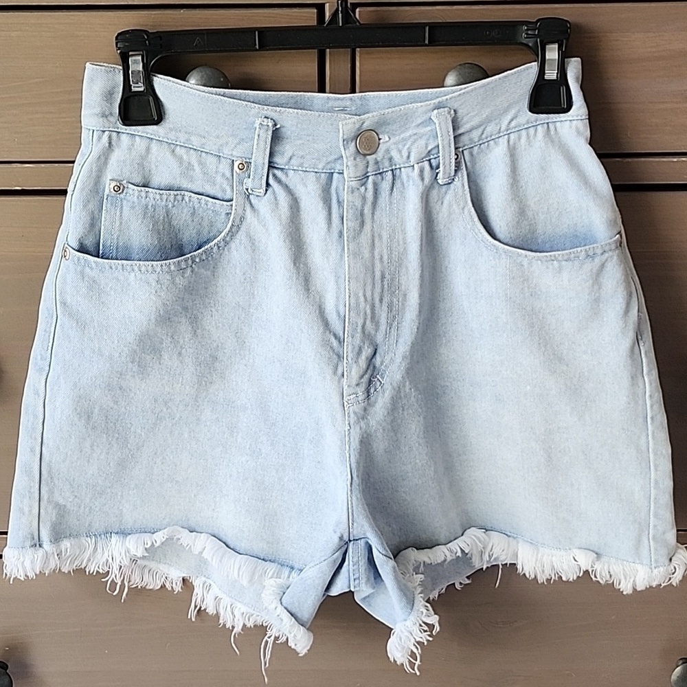 LIGHT WASH DENIM SHORTS WITH A FRAYED HEM SIZE 5 / 6